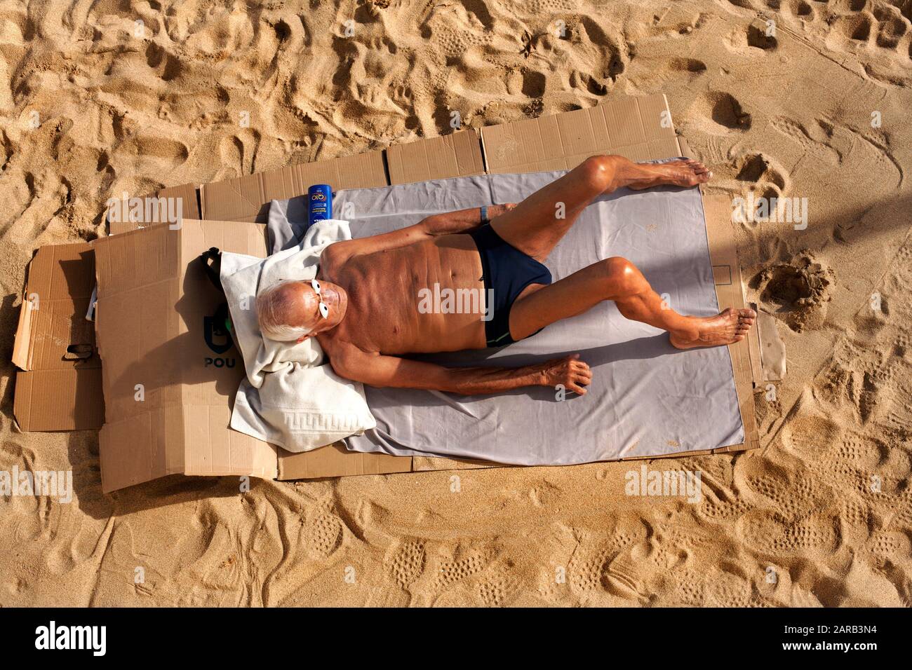 Homme Bains De Soleil, Barcelone, Janvier 2020. Banque D'Images