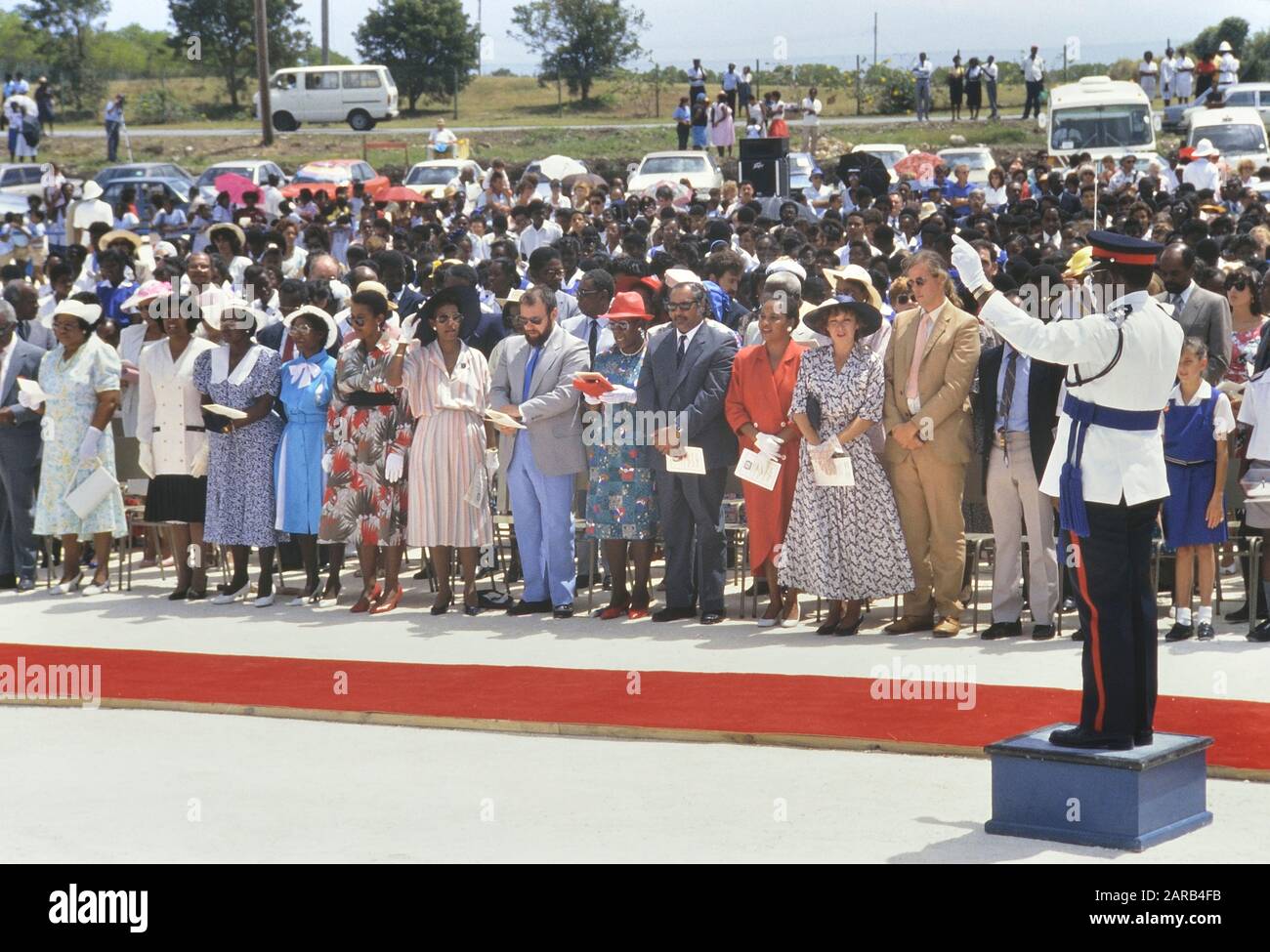 Le chef d'orchestre et le public de la Royal Barbados police Force à la reine Elizabeth II se rendent au Queen's College pour officier à une cérémonie de ponte de pierre pour le nouveau bâtiment scolaire. Barbade, Caraïbes. 1989 Banque D'Images