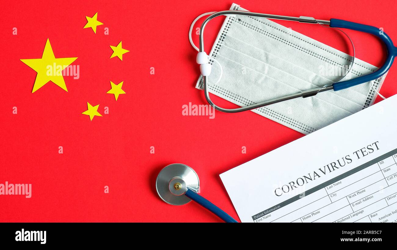 Nouveau concept de coronavirus 2019-nCoV. Forme médicale Coronavirus test, masque de protection respiratoire, stéthoscope sur le drapeau de Chine.Wuhan coronavirus Outbre Banque D'Images