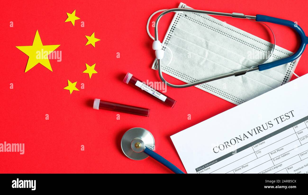 Nouveau concept de coronavirus 2019-nCoV. Tubes à essai avec sang, test de coronavirus sous forme médicale, masque de protection, stéthoscope sur le drapeau de la Chine. Wuhan Corona Banque D'Images