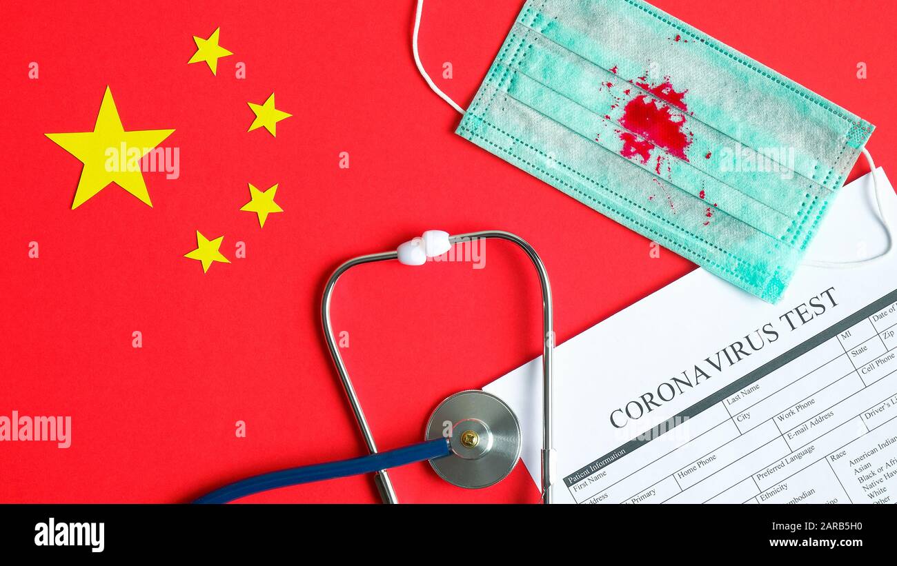 Nouveau concept de coronavirus 2019-nCoV. Masque de protection respiratoire avec tache de sang de la toux de pneumonie, test de coronavirus sous forme médicale, stéthoscope sur fl Banque D'Images