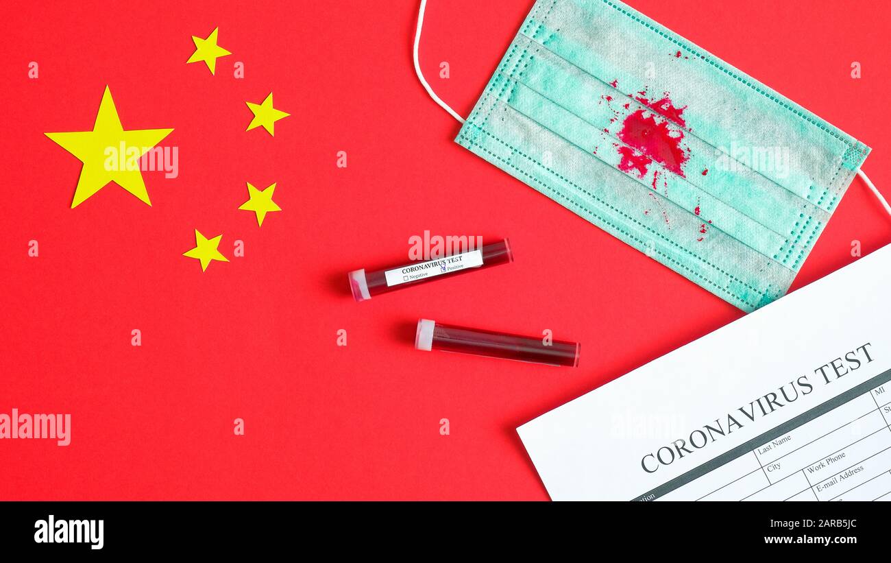 Nouveau concept de coronavirus 2019-nCoV. Masque de protection avec tache de sang de la pneumonie toux, tubes à essai, forme médicale Coronavirus test. Wuhan coronavir Banque D'Images