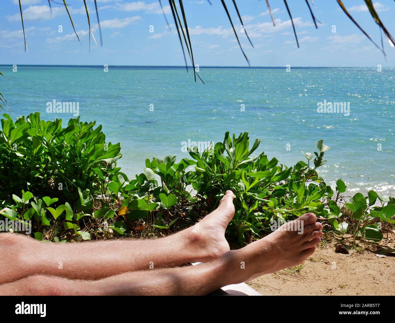 L'homme est allongé sur Lamai Beach Ko Samui, Thaïlande Banque D'Images