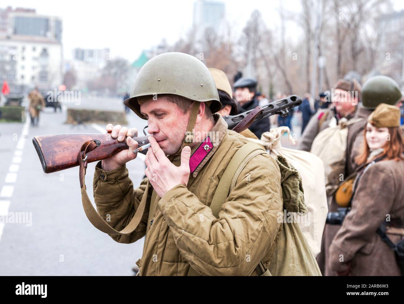 Samara, Russie - 7 novembre 2014 : membre non identifié de la bataille de réédiction historique dans l'uniforme de l'armée soviétique pendant la seconde Guerre mondiale. Soldat i Banque D'Images