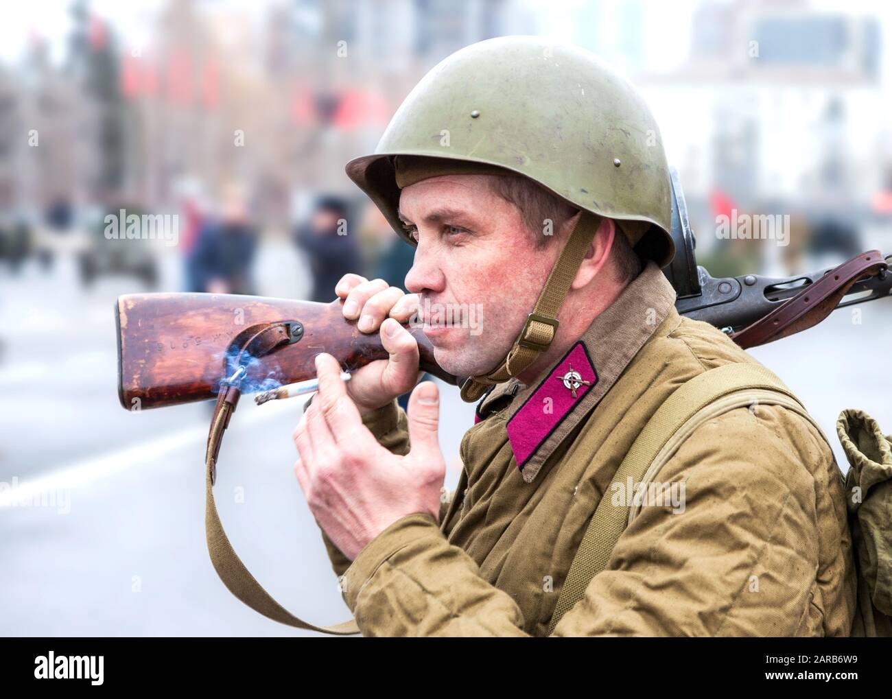 Samara, Russie - 7 novembre 2014 : membre non identifié de la bataille de réédiction historique dans l'uniforme de l'armée soviétique pendant la seconde Guerre mondiale. Soldat i Banque D'Images