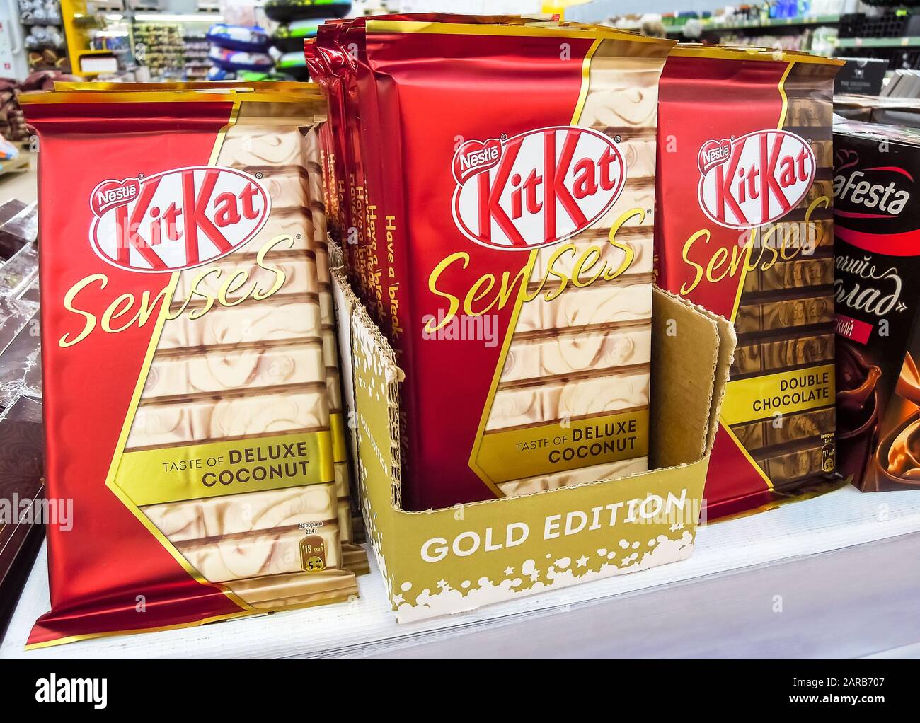 Samara, Russie - 26 janvier 2020: Différents paquets de chocolat KitKat frais sur le rayon du supermarché Banque D'Images