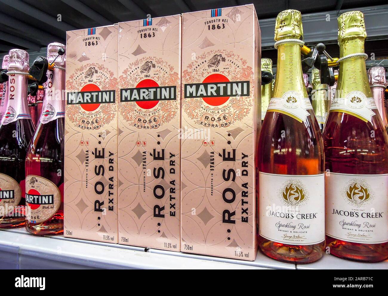 Samara, Russie - 26 janvier 2020: Boissons alcoolisées en bouteille Martini prêt à la vente sur le plateau à l'épicerie. Divers beverag alcoolisés en bouteille Banque D'Images