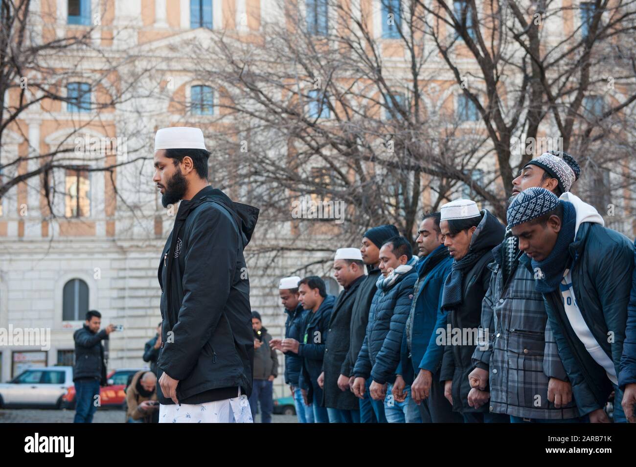 Rome, Italie. 17 janvier 2020. Les musulmans assistent à la prière du vendredi lors d'une manifestation sur la place Esquilino à Rome, en Italie. La communauté musulmane prend à estre Banque D'Images