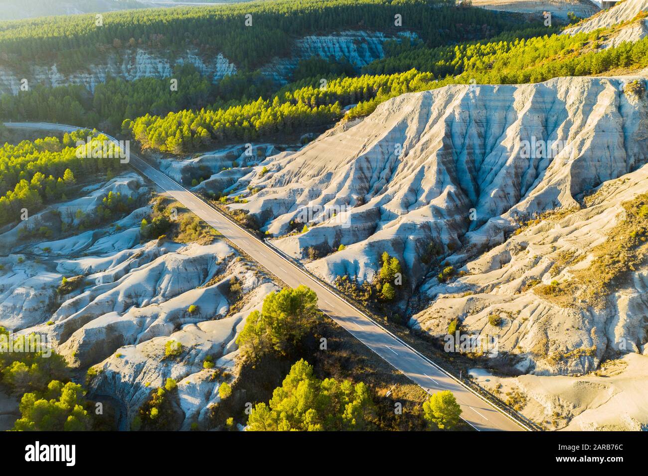 Vue aérienne d'une route dans les badlands. Banque D'Images