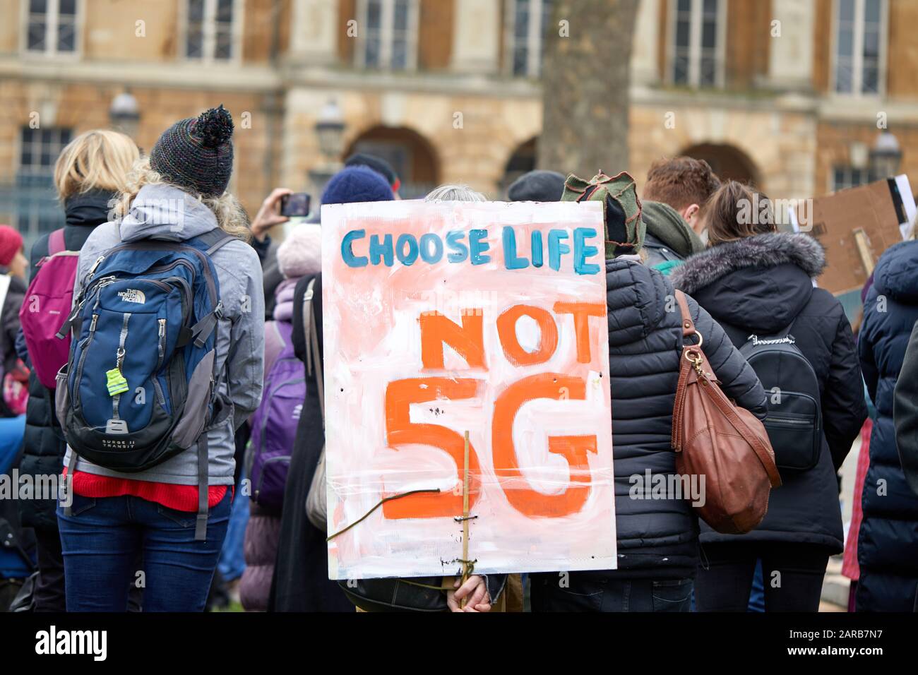 Londres, Royaume-Uni - 25 janvier 2020 : un pancartes anti-5 G présenté lors d'une manifestation contre l'introduction de la technologie. Banque D'Images