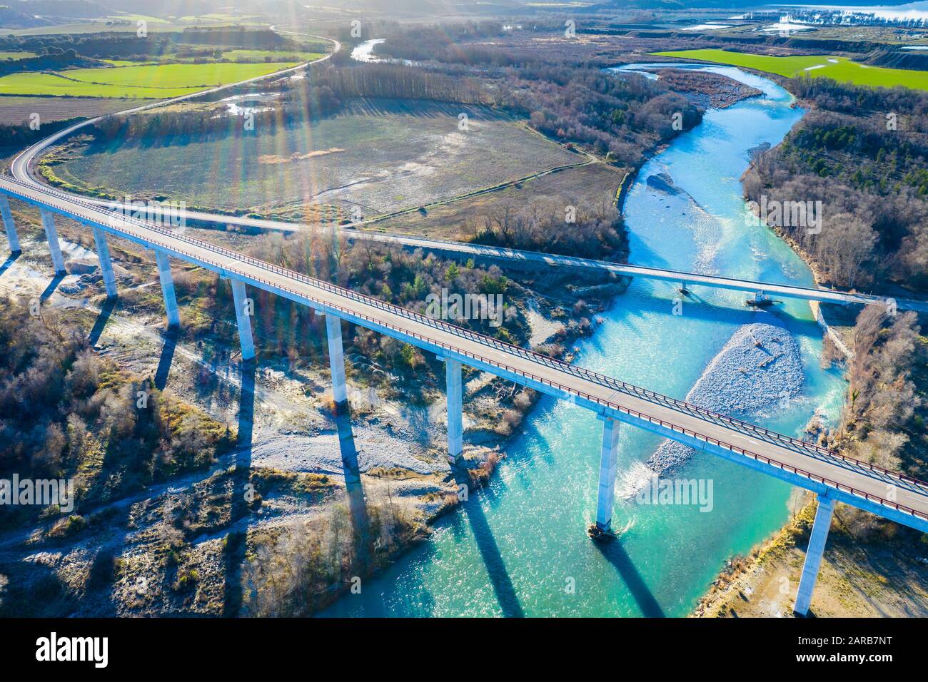 Vue aérienne sur un pont et une rivière. Banque D'Images