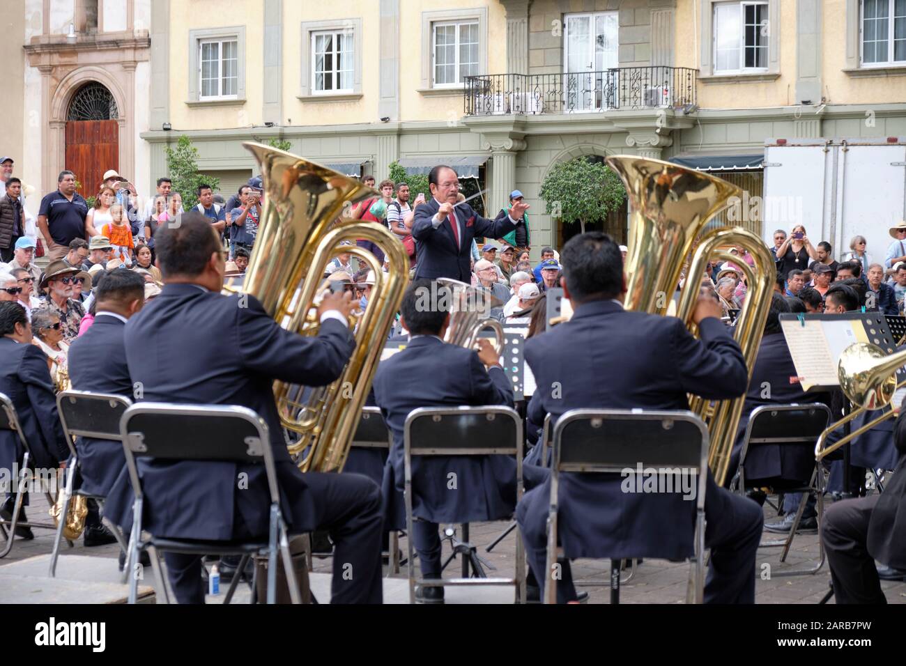 Maestro Felix Mendez Garcia, directeur du groupe de musique d'État Oaxaca, en concert au Concert du dimanche Oaxaca au Zocalo. Oaxaca, Mexique, 1er Janvier Banque D'Images