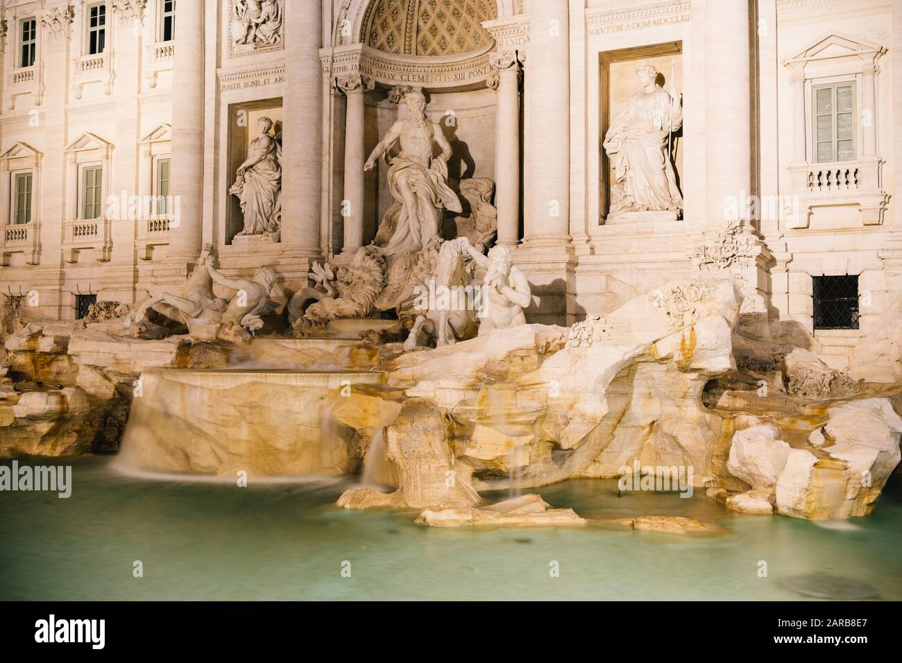 Rome, Italie - 31 décembre 2019 : nuit de gros plan de la fontaine de Trevi. Roma, Italie. Banque D'Images
