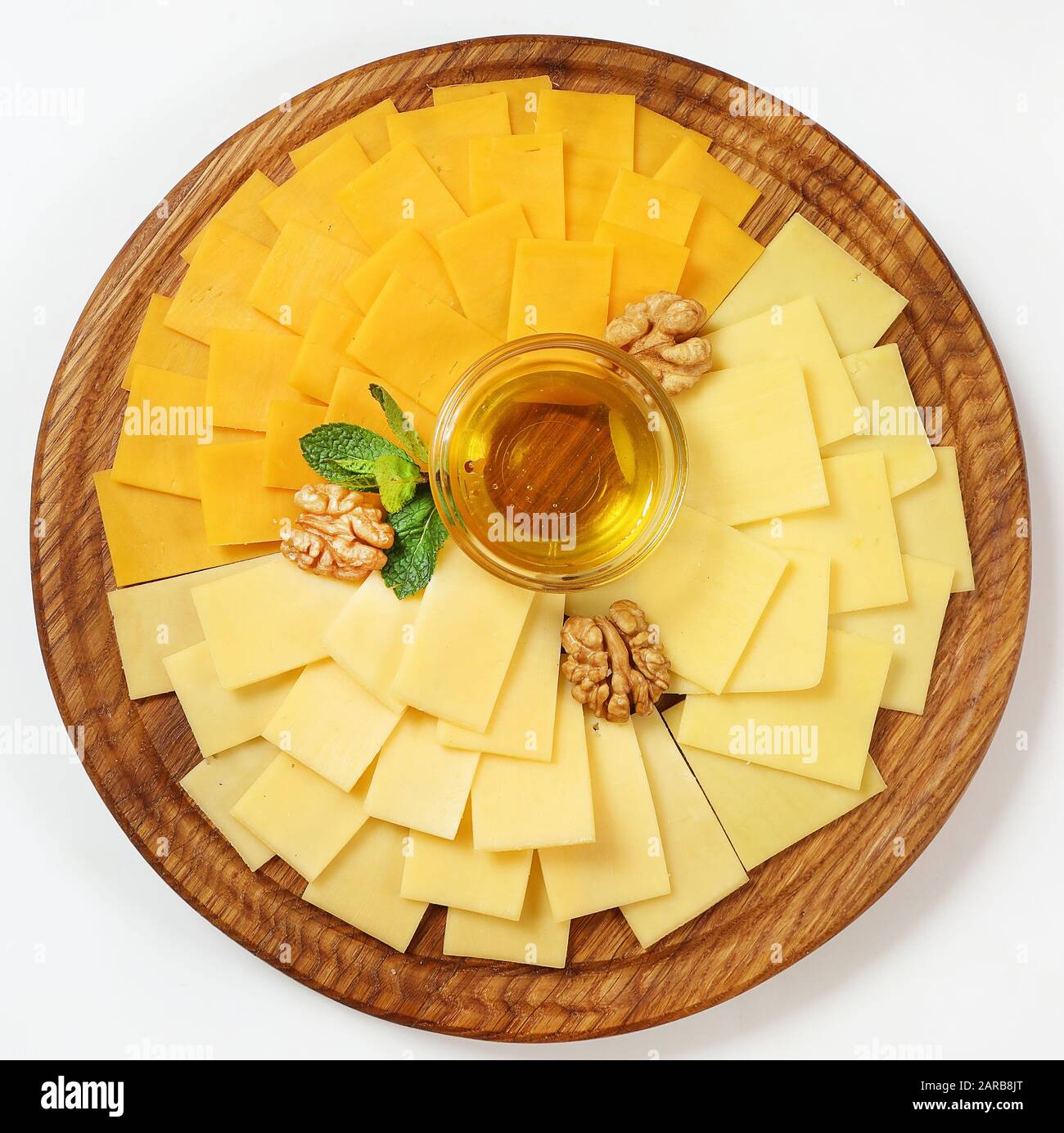 assiette à fromage de deux types de fromage, servie avec des noix et du miel. Banque D'Images