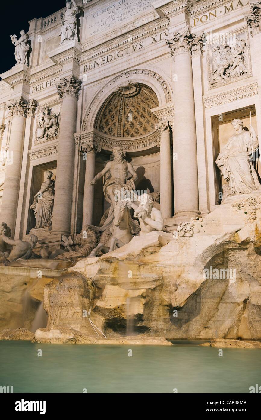 Rome, Italie - 31 décembre 2019 : nuit de gros plan de la fontaine de Trevi. Roma, Italie. Banque D'Images