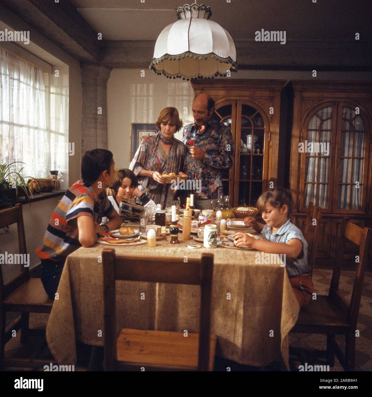 Aus Heiterem Himmel, Fernsehfilm, Deutschland 1980, Regie: Wolfgang Panzer, Darsteller: Renate Schroeter, Peter Ehrlich Und Kinder Banque D'Images