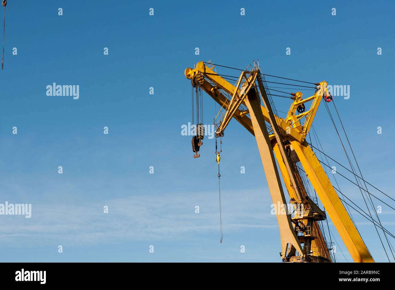 Grue à tour jaune sur les chantiers navals de Celaya dans la rivière Nervion à Erandio, Bizkaia Banque D'Images