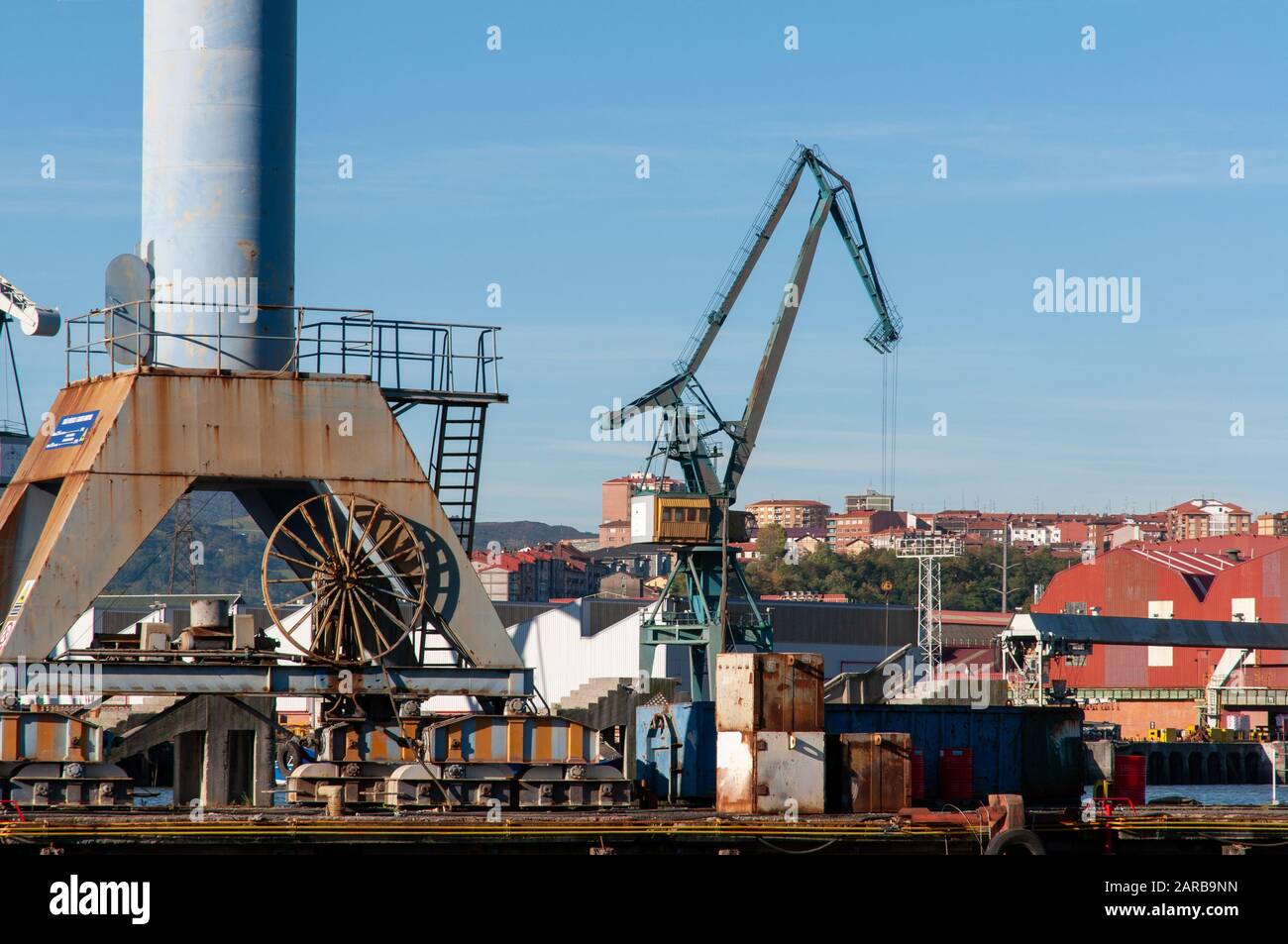 Grue de tour aux chantiers navals de Celaya dans la rivière Nervion à Erandio, Bizkaia Banque D'Images