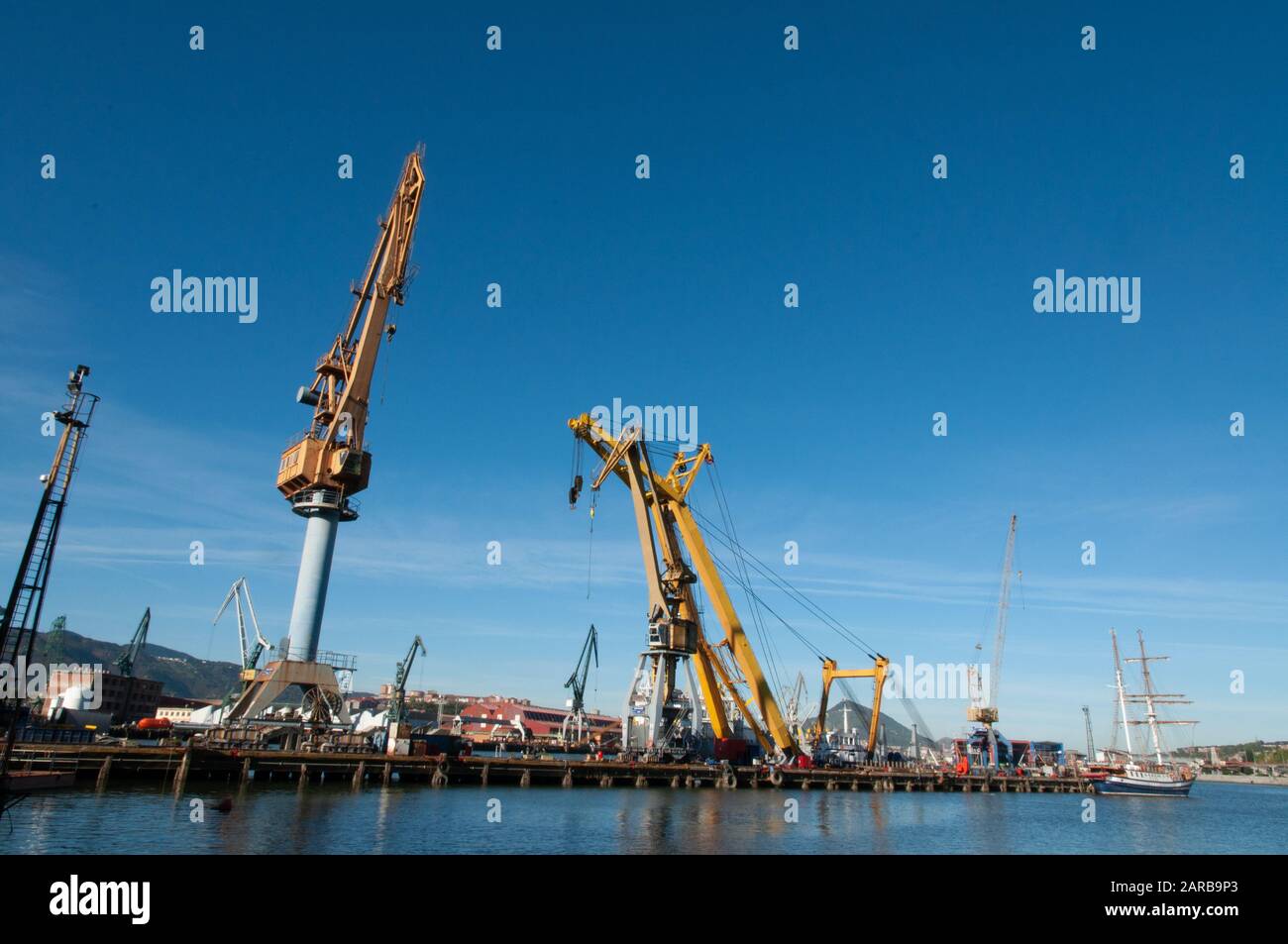 Pylônes grues aux chantiers navals de Celaya dans la rivière Nervion à Erandio, Bizkaia Banque D'Images