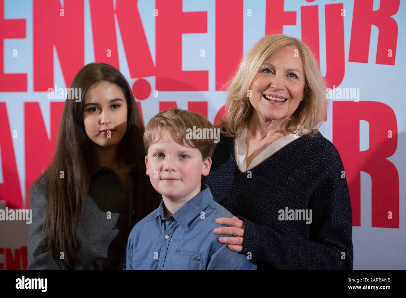 De gauche à droite: Maya LAUTERBACH, actrice, Julius WECKAUF, acteur, Maren KROYMANN, actrice, première de film ENKEL FUER ANFAENGER A-ú dans le Lichtburg à Essen, 26.01.2020. € | utilisation dans le monde entier Banque D'Images