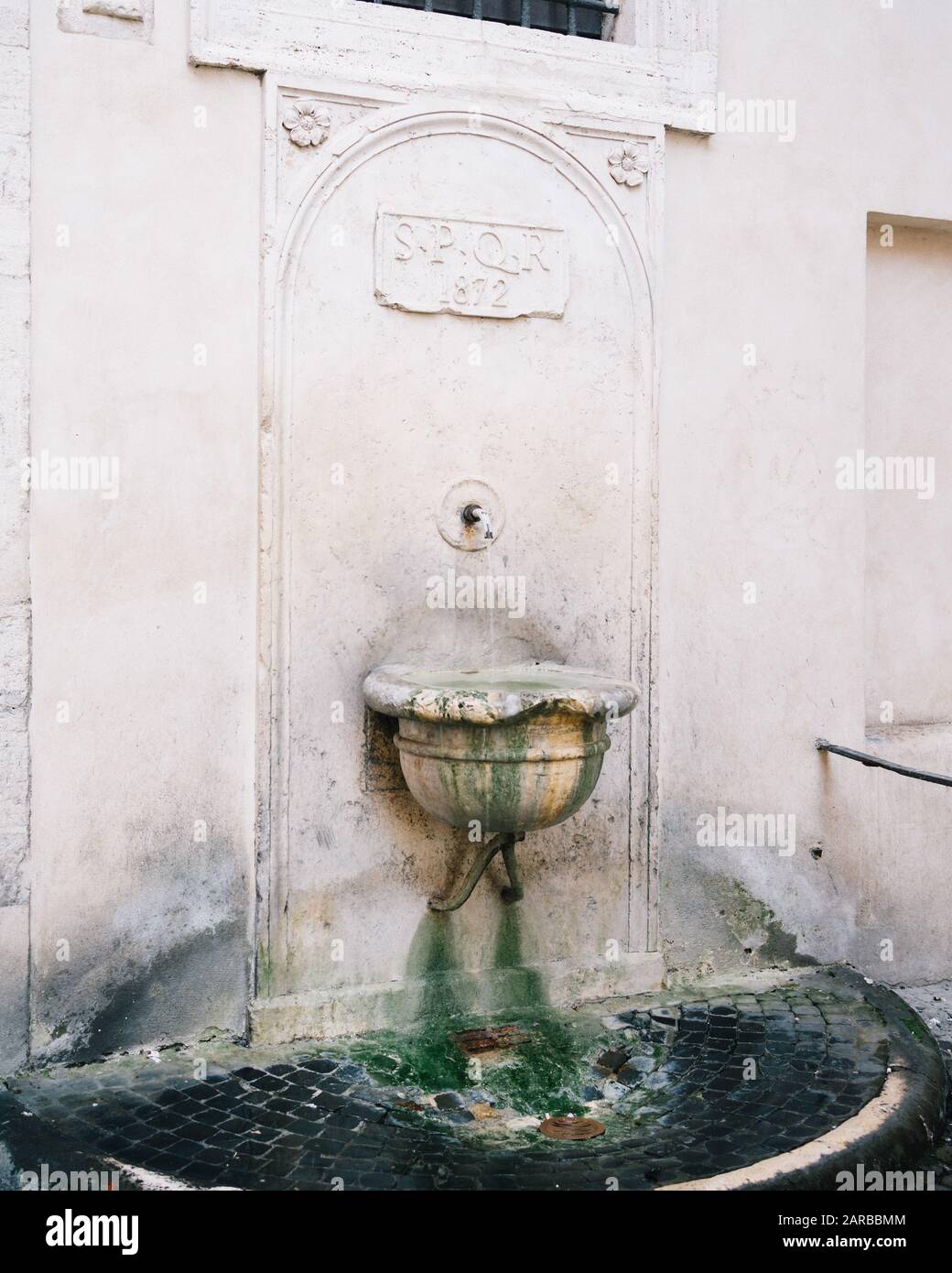 Rome, Italie - 31 décembre 2019 : petite fontaine à boire et décoration en pierre, Rome, Italie. Banque D'Images