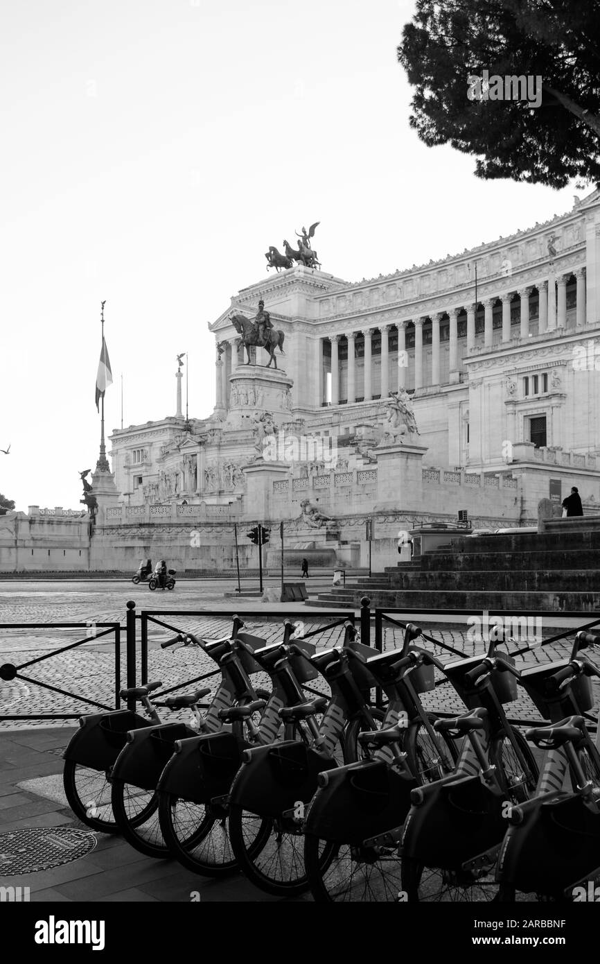 Rome, Italie - 31 décembre 2019: Location de vélos électriques Jump front of Vittorio Emanuele II, Rome, Italie. Banque D'Images