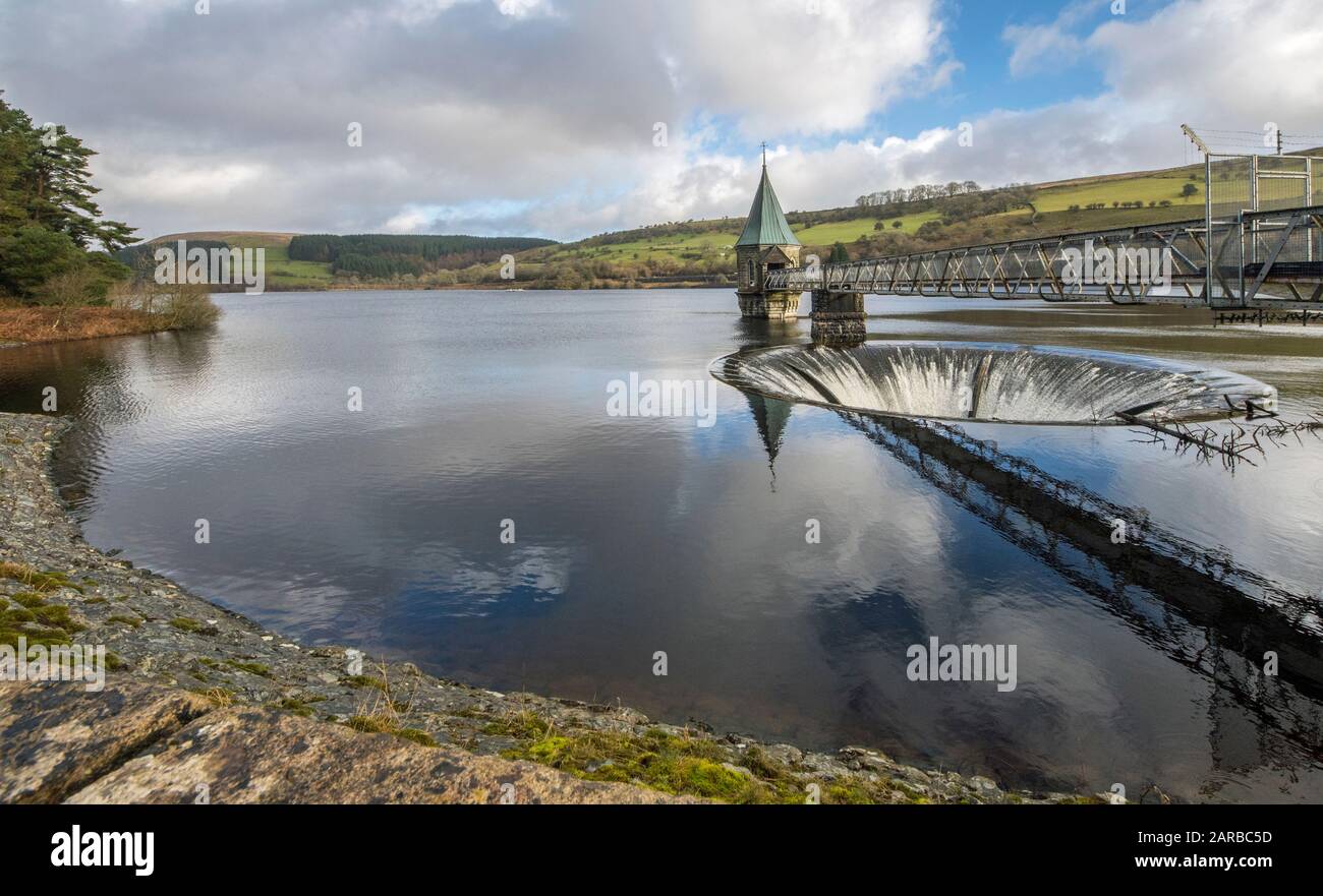 Réservoir Pontstill dans les balises Brecon au sud du Pays de Galles. L'un des neuf réservoirs du parc national Brecon Beacons, l'entreposage de l'eau étant la clé ici. Banque D'Images