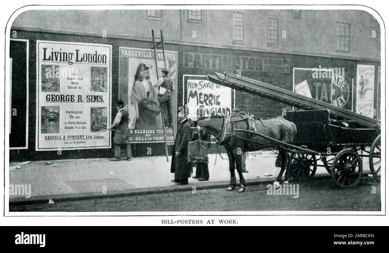 Deux hommes qui ont déposé de grandes affiches dans les rues de Londres. Date : vers 1900 Banque D'Images
