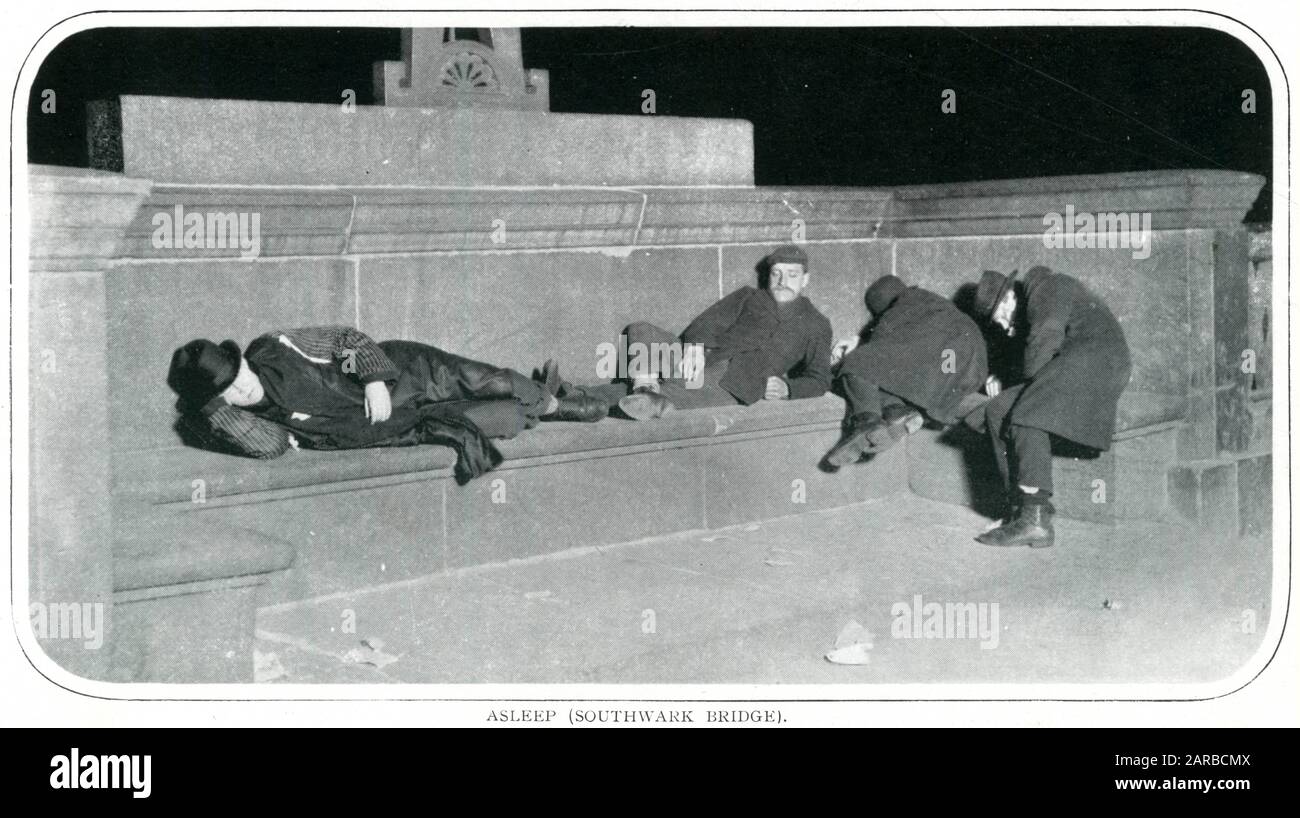 Hommes sans abri dormant sur le pont Southwark, Londres 1900 Banque D'Images
