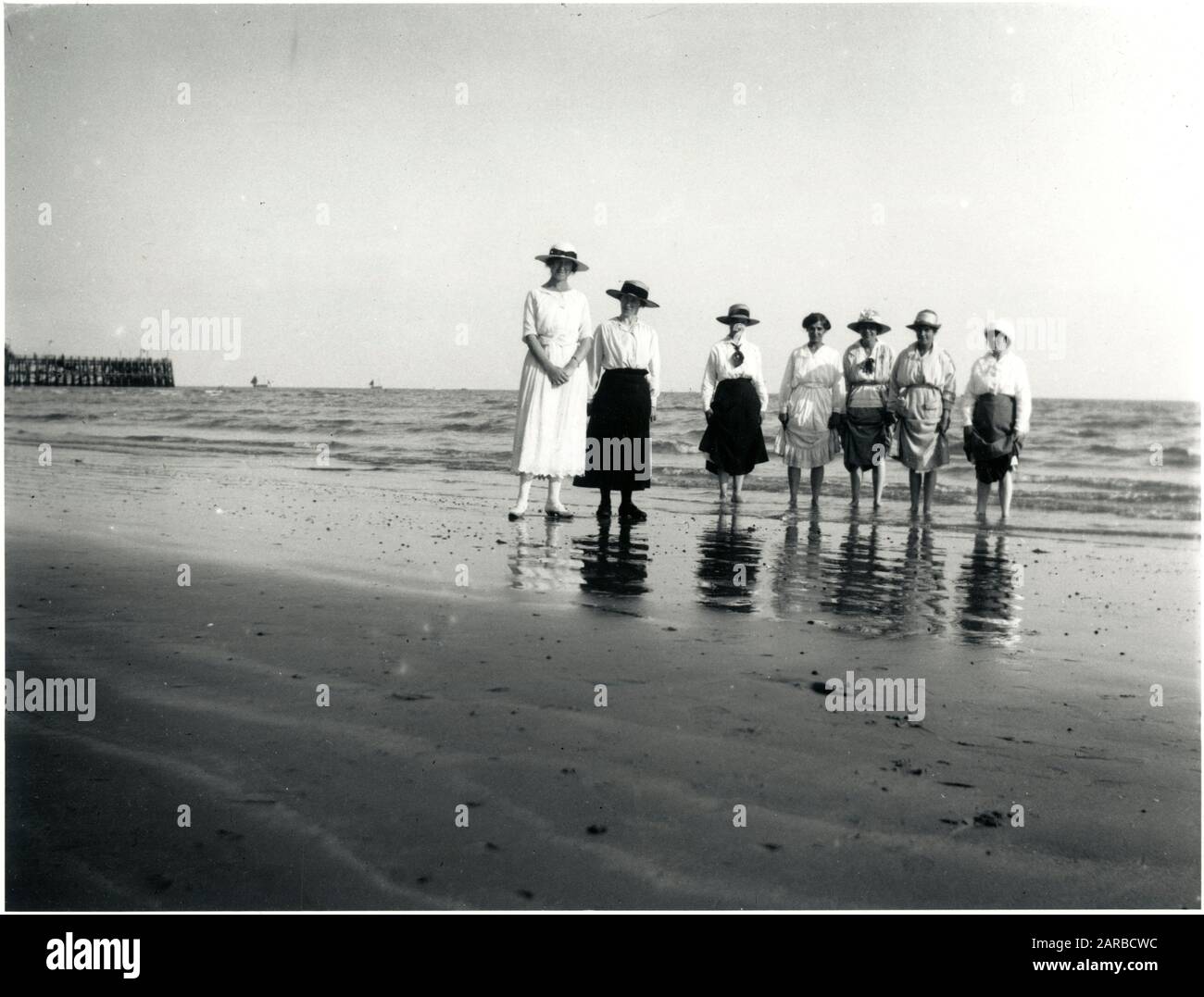 Groupe de femmes pagayant dans une station balnéaire britannique. Date : vers 1920 Banque D'Images
