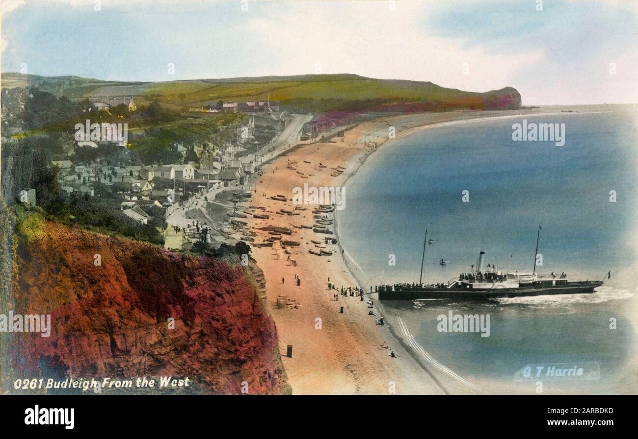 Budleigh Salterton, Devon - vu de l'ouest - un bateau à vapeur s'est arrêté (très) près de la rive pour prendre quelques excursions d'une journée. Banque D'Images