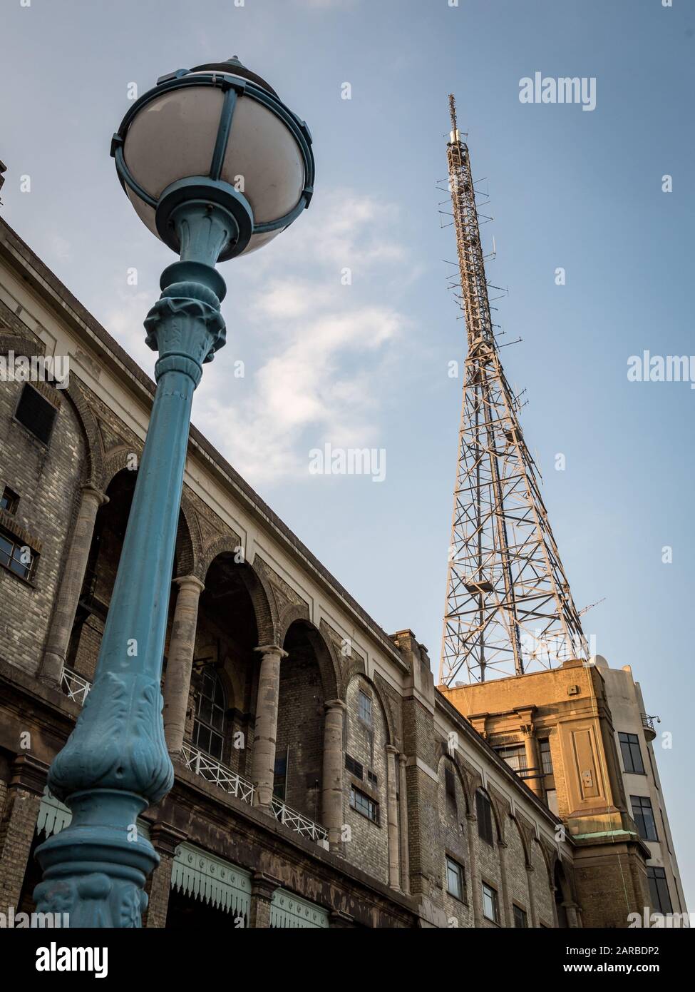 Alexandra Palace Bbc TV Mast. Vue à bas angle de la tour d'émetteur de télévision analogique historique d'origine près de Muswell Hill, au nord de Londres. Banque D'Images