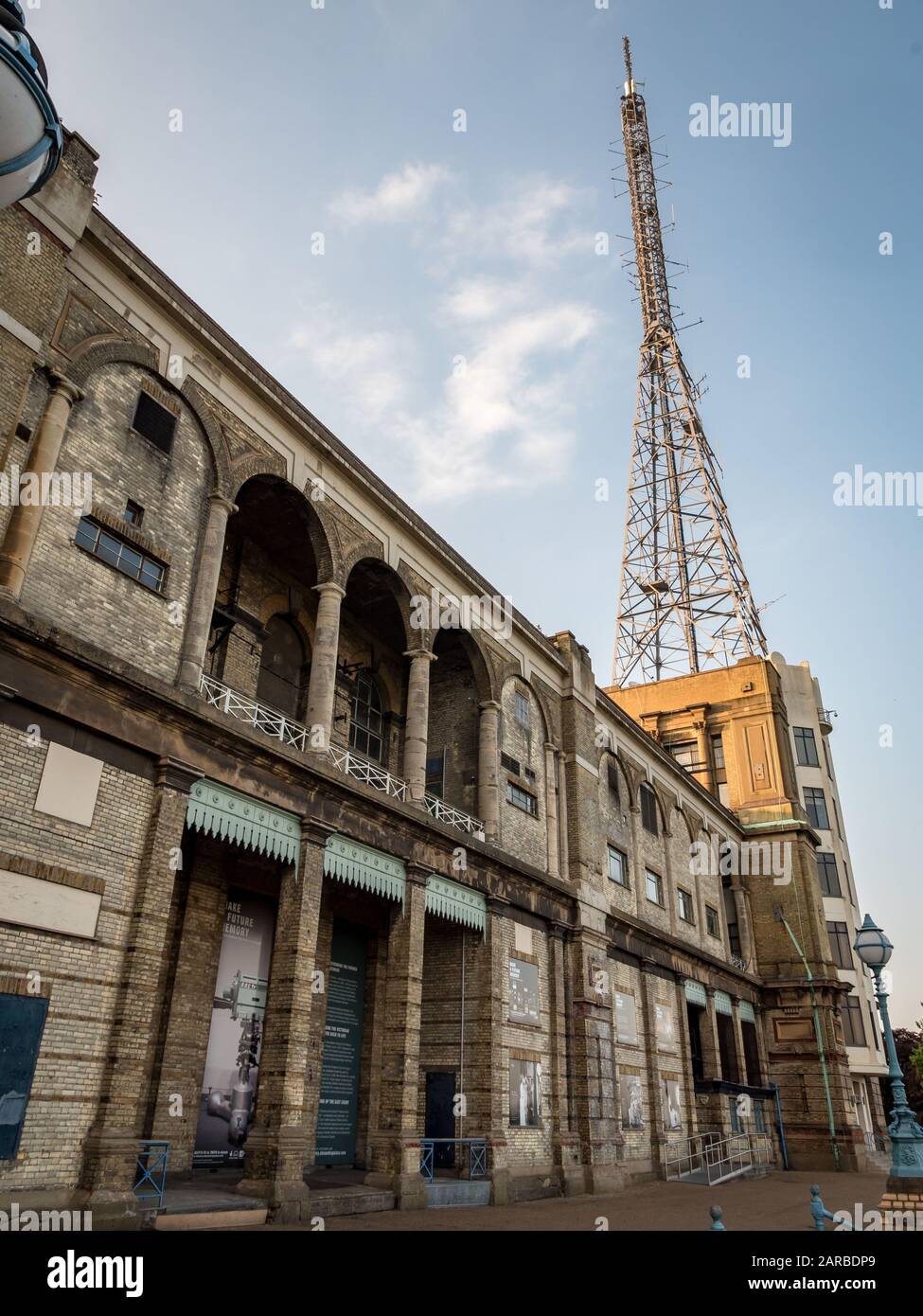 Alexandra Palace Bbc TV Mast. Vue à bas angle de la tour d'émetteur de télévision analogique historique d'origine près de Muswell Hill, au nord de Londres. Banque D'Images