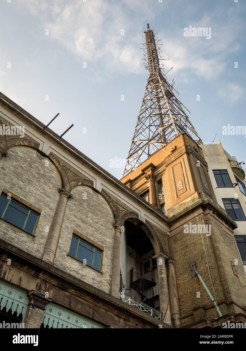 Alexandra Palace Bbc TV Mast. Vue à bas angle de la tour d'émetteur de télévision analogique historique d'origine près de Muswell Hill, au nord de Londres. Banque D'Images