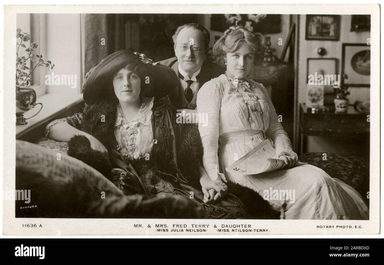 Une magnifique vraie carte postale photographique du Rotary montrant (de gauche à droite) l'actrice Julia Neilson (1868 - 1957), son mari, l'acteur Fred Terry (1863-1933) et leur fille Phyllis Neilson-Terry (1892 - 1977) (tenant un exemplaire du Tatler!). Banque D'Images