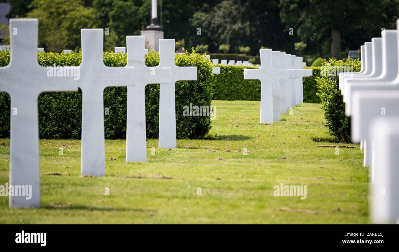 Pierres commémoratives du cimetière américain. Concentrez-vous sur la pierre à tête du crucifix central avec des soldats nommés perceptibles. Cambridge, Royaume-Uni. Banque D'Images