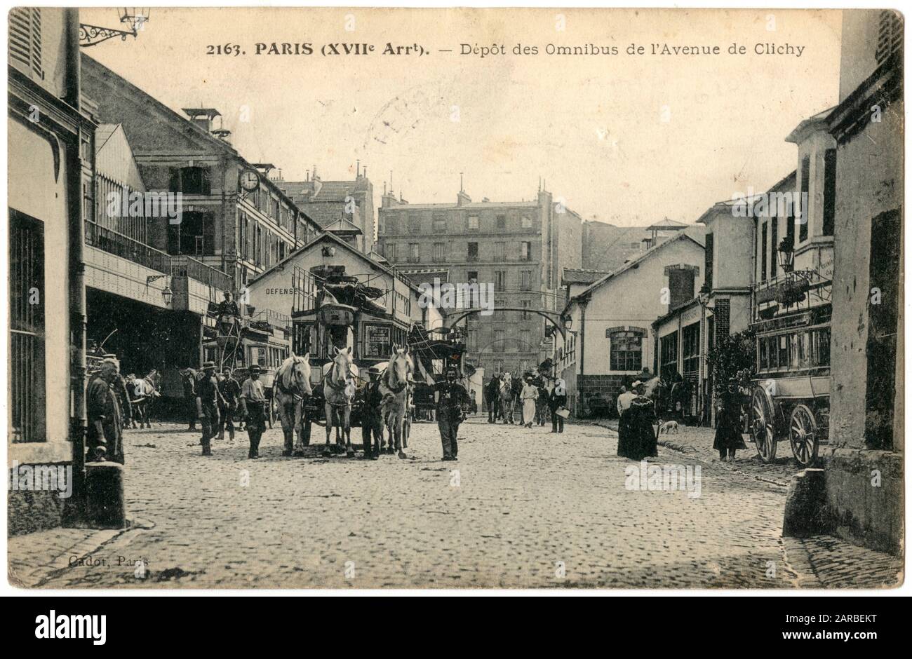 Dépôt de bus, Avenue de Clichy, 17e arrondissement, Paris, France, avec des personnes et des bus tirés par des chevaux. Banque D'Images