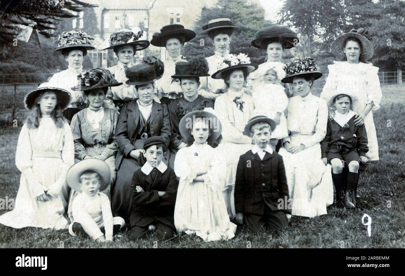 Une grande photo de groupe de famille de wmen et d'enfants du Lancashire - notez la fabuleuse gamme de chapeaux. Banque D'Images
