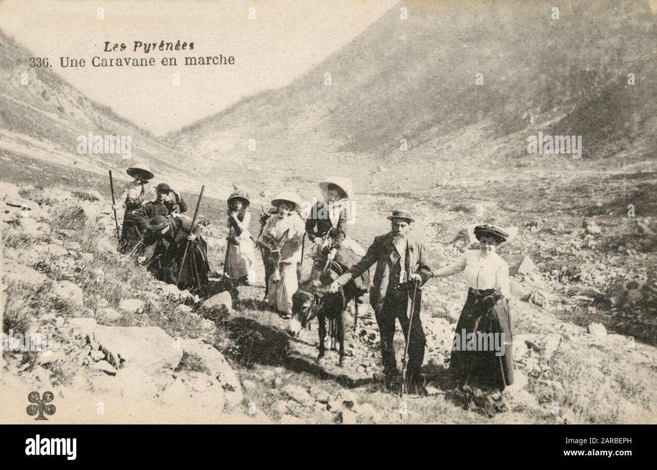 Un grand groupe familial a traversé une vallée dans les Pyrénées avec un âne et quelques bâtons de marche robustes. Banque D'Images