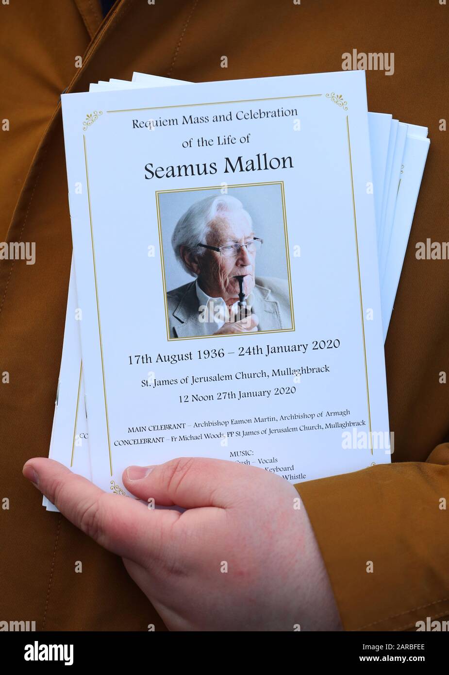 L'ordre de service pour les funérailles de Seamus Mallon, ancien vice-premier ministre de l'Irlande du Nord, à l'église Saint-Jacques de Jérusalem à Mullaghbrack, Co Armagh. Banque D'Images