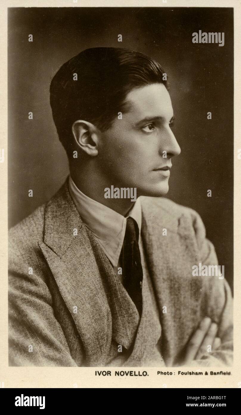 Ivor Novello (1893-1951), né David Ivor Davies - compositeur et acteur gallois qui est devenu l'un des artistes britanniques les plus populaires de la première moitié du 20e siècle. Cette carte a été signée par Novello (au revers) lors de sa course dans 'The Rat' au Nottingham Playhouse en 1927. Banque D'Images