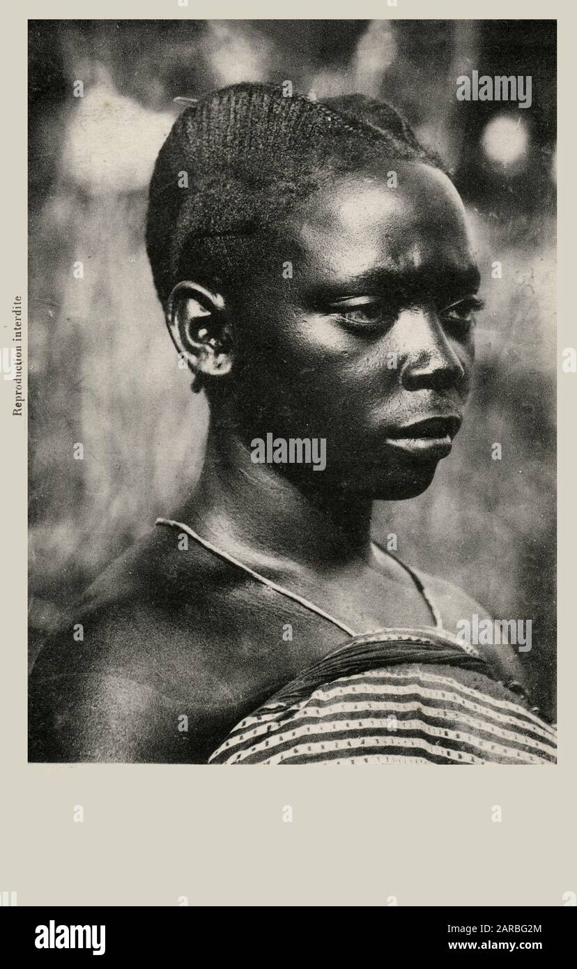 Portrait de tête et épaules d'une jeune femme du Congo, Afrique centrale Banque D'Images
