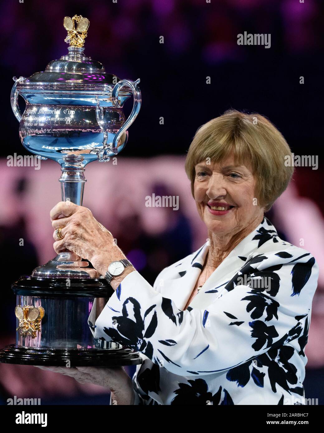 Melbourne Park, Melbourne, Australie. 27 janvier 2020. Margaret court montre une réplique du trophée Daphne Akhurst qui est présenté à la gagnante australienne Open Women's Singles. Court a été donné la réplique de tennis Australia pour commémorer le 50ème anniversaire de l'année, elle a remporté un calendrier grand slam à Rod laver Arena avant le quatrième match rond Des Hommes Célibataires entre Nick Kyrgios d'Australie et Rafael Nadal d'Espagne le 8e jour de l'Australie 2020 Ouvert Au Melbourne Park, Melbourne, Australie. Sydney Low/Cal Sport Media/Alay Live News Banque D'Images