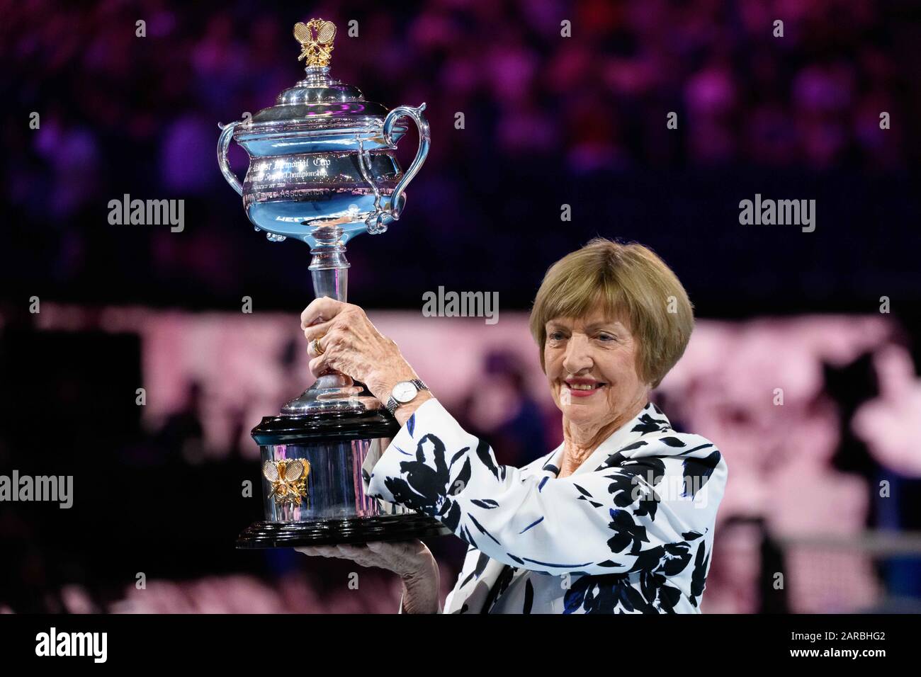Melbourne Park, Melbourne, Australie. 27 janvier 2020. Margaret court montre une réplique du trophée Daphne Akhurst qui est présenté à la gagnante australienne Open Women's Singles. Court a été donné la réplique de tennis Australia pour commémorer le 50ème anniversaire de l'année, elle a remporté un calendrier grand slam à Rod laver Arena avant le quatrième match rond Des Hommes Célibataires entre Nick Kyrgios d'Australie et Rafael Nadal d'Espagne le 8e jour de l'Australie 2020 Ouvert Au Melbourne Park, Melbourne, Australie. Sydney Low/Cal Sport Media/Alay Live News Banque D'Images
