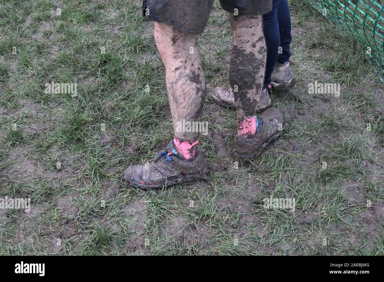 chaussures et jambes de course boueuses sur un coureur de fond Banque D'Images