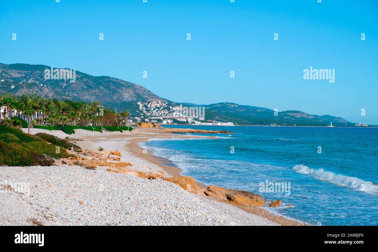 Vue sur la plage de Tres Playas à Alcossebre, sur la Costa del Azahar, en Espagne, en hiver Banque D'Images