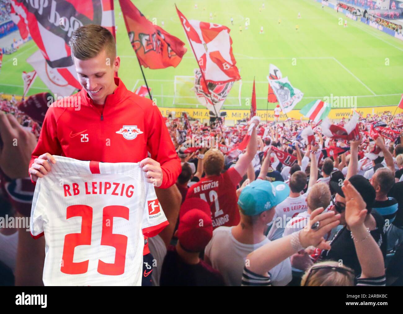 27 janvier 2020, Saxe, Leipzig: Football: Bundesliga, conférence de presse RB Leipzig à la Red Bull Academy. Dani Olmo, le nouveau venu de Leipzig, est dans la salle de conférence de presse. Photo: Jan Woitas/dpa-Zentralbild/dpa - NOTE IMPORTANTE: Conformément aux règlements de la DFL Deutsche Fußball Liga et du DFB Deutscher Fußball-Bund, il est interdit d'exploiter ou d'exploiter dans le stade et/ou à partir du jeu des photos prises sous forme d'images de séquence et/ou de séries de photos de type vidéo. Banque D'Images