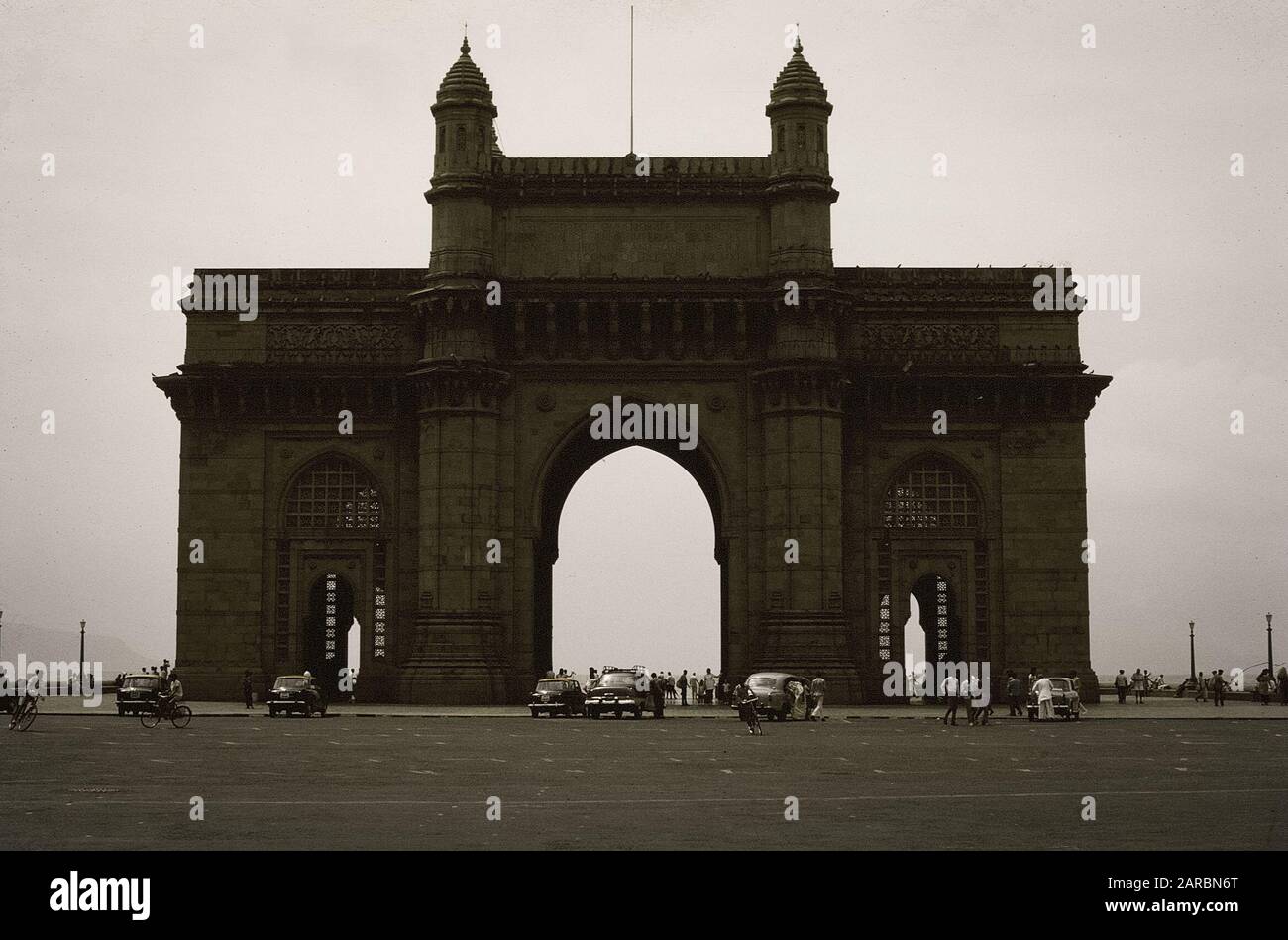 Bombay, Inde. Septembre 1971. La porte d'entrée de l'Inde est un monument de l'arche construit au début du XXe siècle dans la ville de Mumbai, dans l'état indien de Maharashtra. Banque D'Images