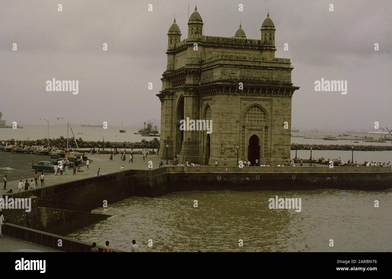 Bombay, Inde. Septembre 1971. La porte d'entrée de l'Inde est un monument de l'arche construit au début du XXe siècle dans la ville de Mumbai, dans l'état indien de Maharashtra. Banque D'Images