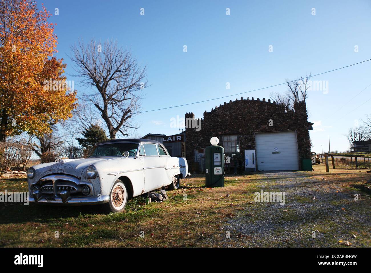 Garage automobile abandonné vintage avec voiture Packard, route 66, Amérique Banque D'Images